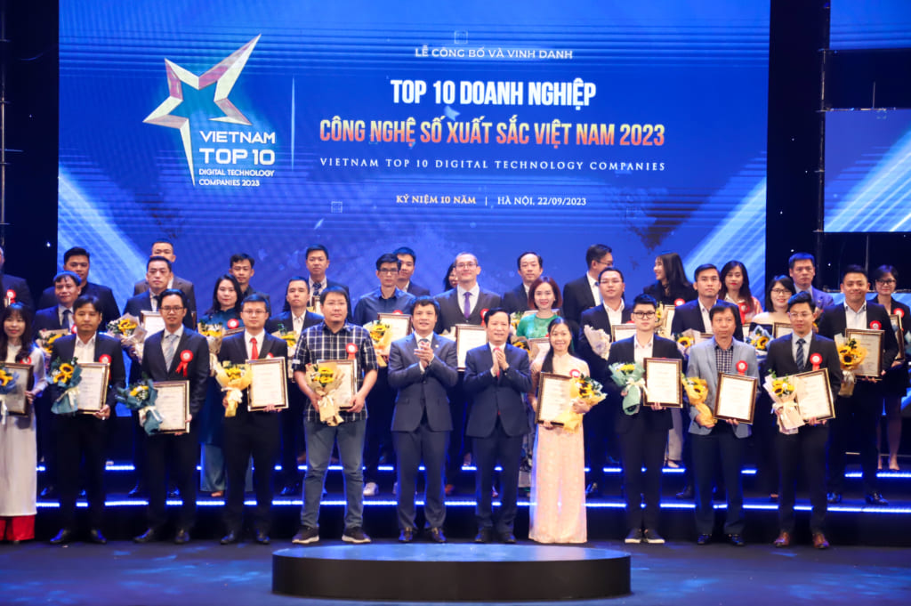 Representative of GMO-Z.com RUNSYSTEM and other ICT businesses at the "TOP 10 Digital Technology Companies in Vietnam 2023" award ceremony.